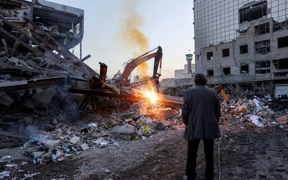 Resumen | Tercera noche de guerra: Bombardeos masivos en Teherán, ataque en embajada de EE.UU. y bloqueo de Ormuz