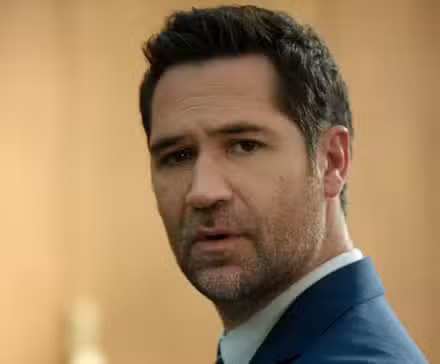 Manuel García-Rulfo como Mickey Haller en la corte en la temporada 4 de The Lincoln Lawyer