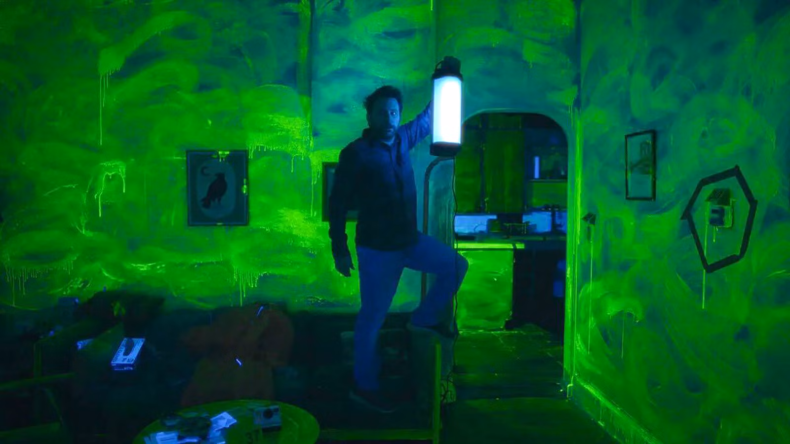 Revisión de Kill Me: Charlie Day ofrece la mejor actuación de su carrera en un thriller de misterio y asesinato sorprendentemente crudo