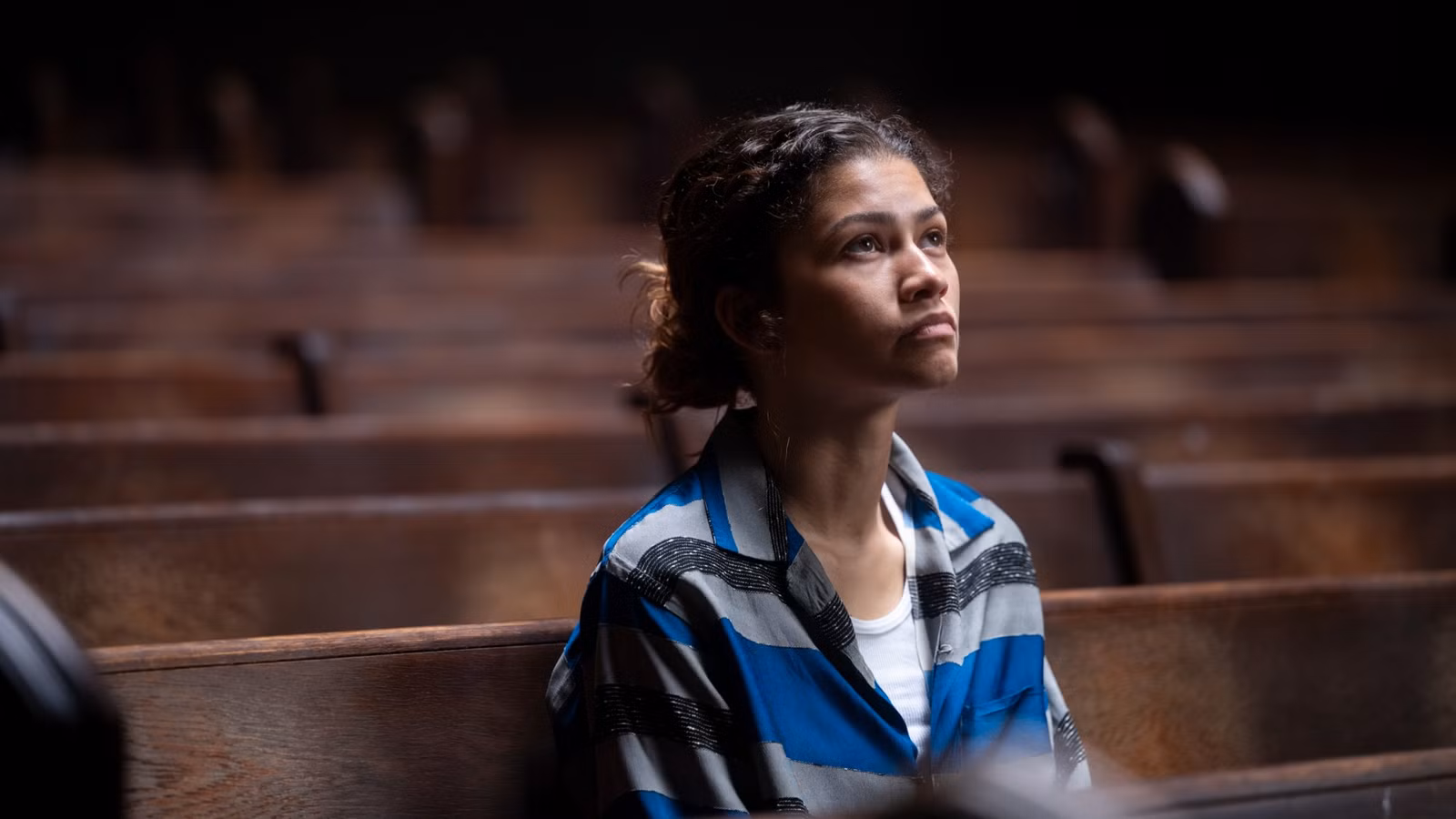 Rue Bennett (Zendaya) sentada en un banco en la temporada 3-1 de Euphoria