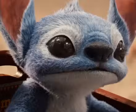 Stitch se sienta en una silla alta en Lilo & Stitch