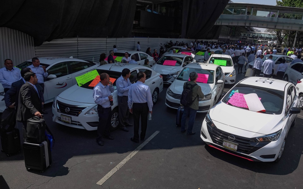 Taxistas exigen legalidad; AICM realizará operativos y Uber demanda circulación