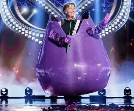 El concursante de la temporada 14 del cantante enmascarado Berenjena desenmascarado como Jack Wagner en el escenario