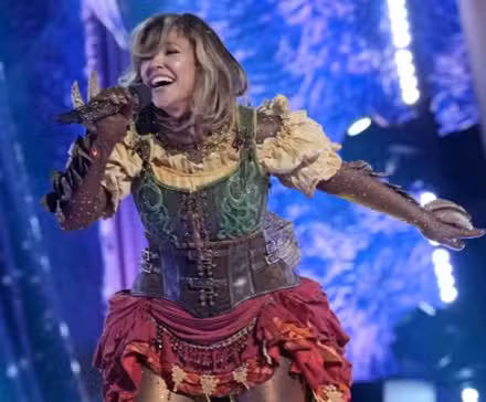 La concursante de la temporada 14 de The Masked Singer, Rachel Platten, cantando como Pangolin después de ser desenmascarada