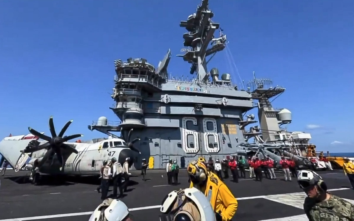 USS Nimitz navega frente a México y recibe a funcionarios durante despliegue regional