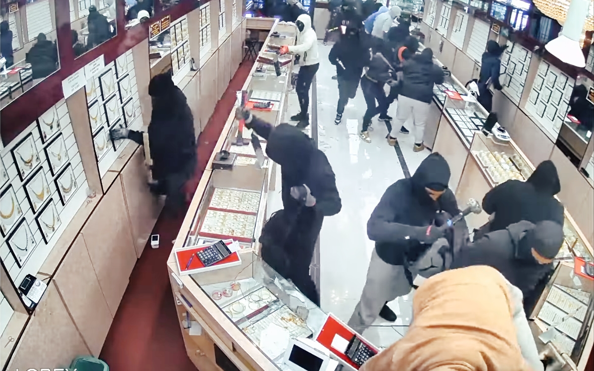 Video | ¡De película! En 70 segundos, banda roba 1.7 millones de dólares en joyas