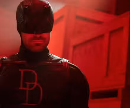 Daredevil bañado en luz roja en Daredevil: Born Again temporada 2.