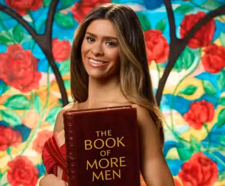 La estrella de la temporada 22 de Bachelorette, Taylor Frankie Paul, sosteniendo el libro de más hombres