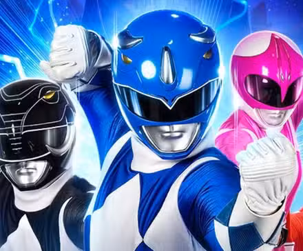 Una imagen promocional de cuatro de los Mighty Morphin Power Rangers posando sobre un fondo azul lleno de relámpagos.