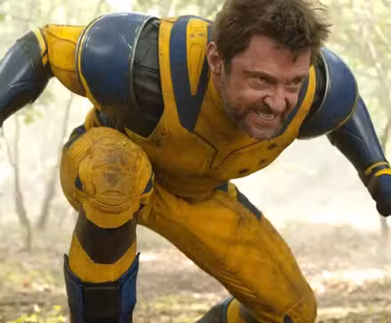 Hugh Jackman Wolverine agachado para atacar
