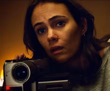 Dina Shihabi como Melody Pendras en el episodio 101 de Archive 81