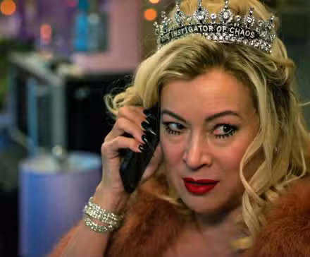 Tiffany Valentine hablando por teléfono en Chucky temporada 3 parte 2