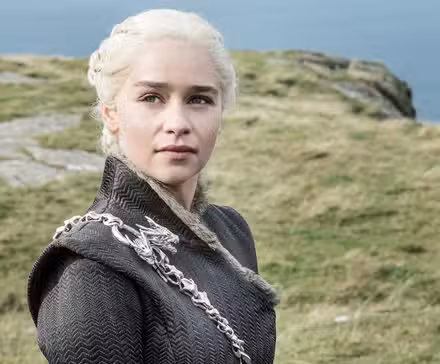 Daenerys Targaryen (Emilia Clarke) luce preocupada en Juego de Tronos.
