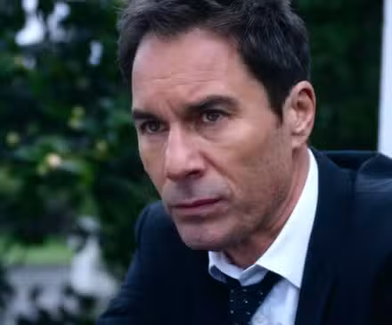 Eric McCormack como Grant en Travelers de Netflix