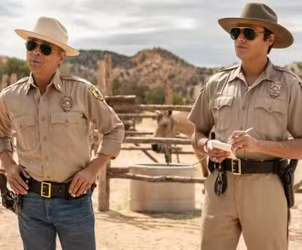 Zahn McClarnon como Joe Leaphorn y Kiowa Gordon como Jim Chee en la temporada 4 de Dark Winds