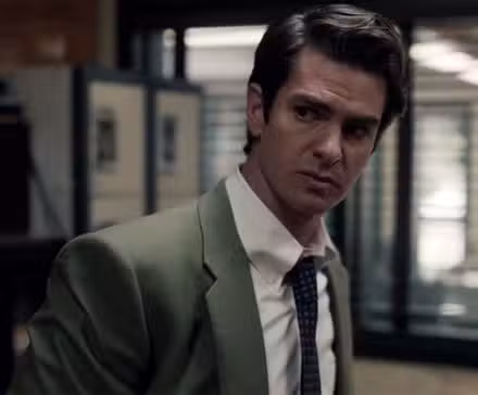 Andrew Garfield parece preocupado en Bajo el estandarte del cielo