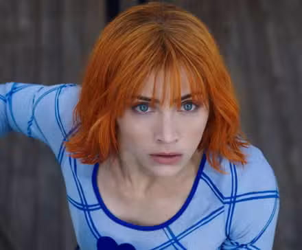 Emily Rudd como Nami mirando hacia arriba en la temporada 2 de One Piece