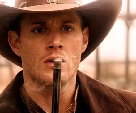 El vaquero Dean Winchester expulsa humo del cañón de su arma