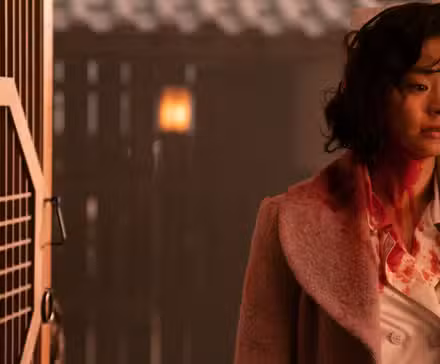 Ji-Ah (Jamie Chung) con sangre en el cuello luciendo traumatizada en Lovecraft Country