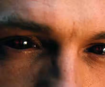 Primer plano de los ojos de Tom Holland como Peter Parker en Spider-Man: Brand New Day