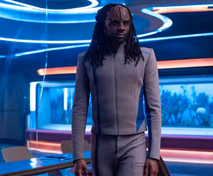 Karim Diané como Jay-Den Kraag luce serio en Star Trek Starfleet Academy