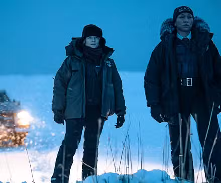 Jodie Foster como Liz Danvers y Kali Reis como Evangeline Navarro en una escena de True Detective: Night Country.