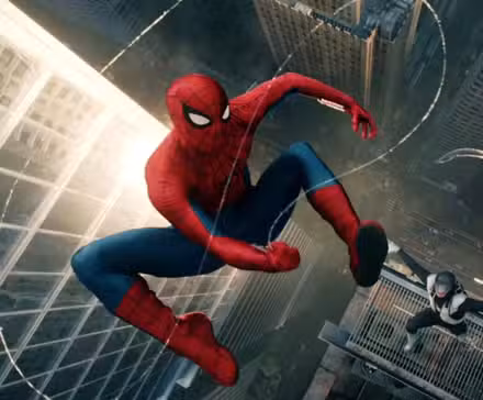 Spider-Man balanceándose con Boomerang lanzándole bumeranes en Spider-Man: Brand New Day