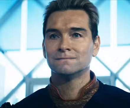 Antony Starr como Homelander en The Boys temporada 4, episodio 8, luciendo triste