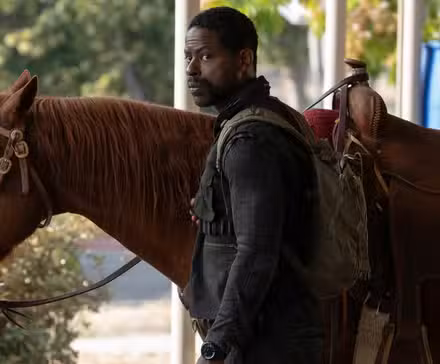 Xavier (Sterling K. Brown) de pie junto a un caballo mientras mira a alguien en el Paraíso