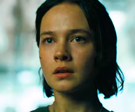 Cailee Spaeny luce pensativa como Rain en Alien Romulus