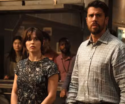 Ruby Cruz y Toby Kebbell en la quinta temporada de Para toda la humanidad