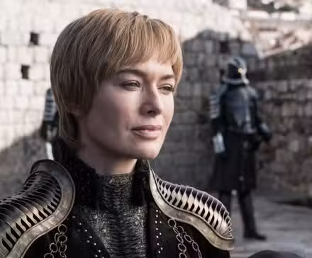 Cersei (Lena Headey) sonriendo en Juego de Tronos.
