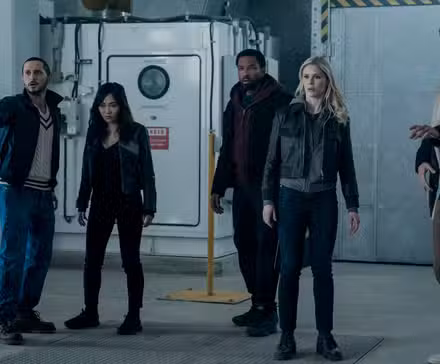 Frenchie, Kimiko, MM, Starlight y Hughie parados en un laboratorio en la temporada 5 de The Boys