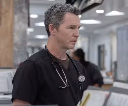 Dr. Jack Abbot (Shawn Hatosy) en la temporada 2 de The Pitt