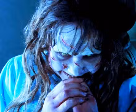 Linda Blair como Regan riéndose en El exorcista