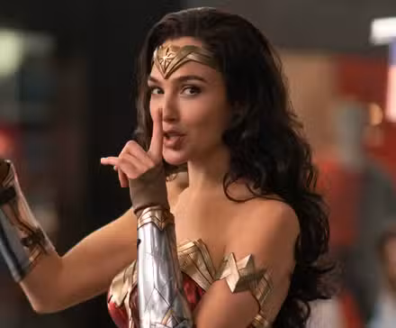 Wonder Woman haciendo silencio en Wonder Woman 1984