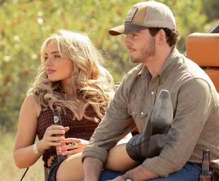 Natalie Alyn Lind como Oreana y Finn Little como Carter en Dutton Ranch (2026)
