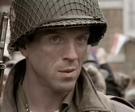 Damien Lewis como Richard Winters parece inseguro en Band of Brothers