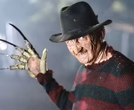 Freddy Krueger sonriendo y levantando su garra en Freddy Vs Jason