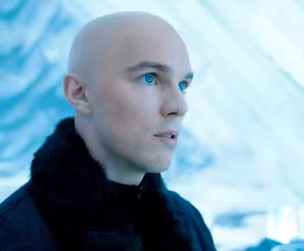 Lex Luthor está mirando algo en Superman