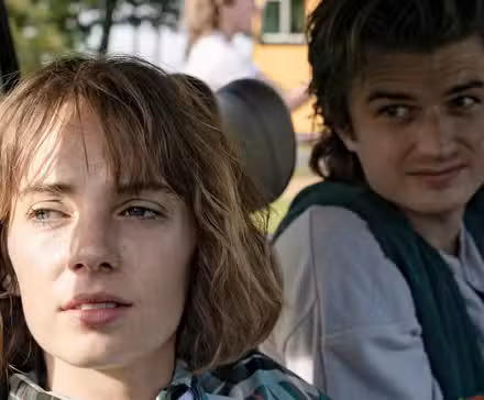 Robin de Maya Hawke y Steve de Joe Keery en Stranger Things