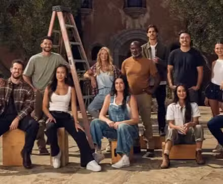 Elenco de Bachelor Mansion Takeover posando frente a la mansión