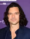 Foto de cabeza de Luke Arnold