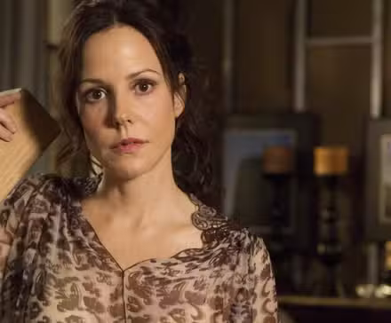 Nancy Botwin (Mary Louise Parker) sosteniendo un bloque de madera en Weeds