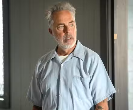 McNair de Titus Welliver parece sorprendido por algo en la temporada 4 de Dark Winds