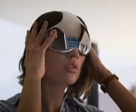 Eiza González como Auggie Salazar en Problema de 3 cuerpos