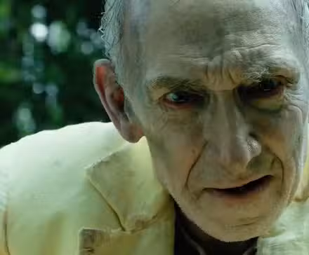 El Hombre de Amarillo luciendo severo en la temporada 4