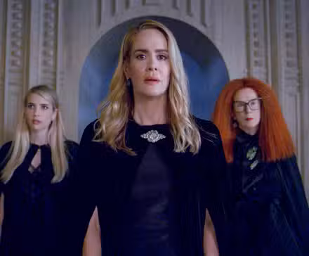 Mallory Cordelia y Myrtle en Apocalipsis de American Horror Story