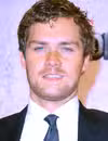 Foto de cabeza de Finn Jones 