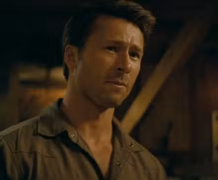 Glen Powell luciendo triste en Twisters